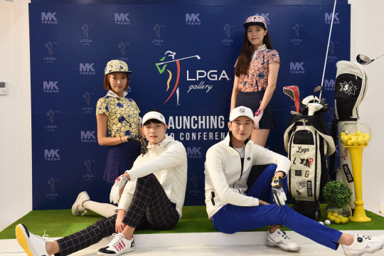 14일 서울 강남구 엠케이트렌드 본사에서 열린 골프웨어 브랜드 'LPGA 갤러리' 론칭 기자간담회에서 모델들이 가을·겨울 시즌 신제품을 선보이고 있다.   엠케이트렌드 제공